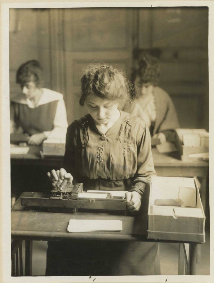Historisches Foto: Frauen bedienen eine Hollerith-Lochkartenmaschine